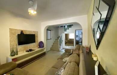 Imagem: A casa possui 4 Dormitórios, 1 Banheiro, 3 Vagas na garagem