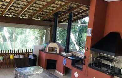 Imagem: A casa possui 3 Dormitórios, 4 Banheiros, 5 Vagas na garagem