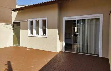 Imagem: A casa possui 2 Dormitórios, 2 Banheiros, 3 Vagas na garagem