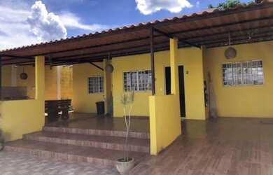 Imagem: A casa possui 3 Dormitórios, 3 Banheiros, 2 Vagas na garagem