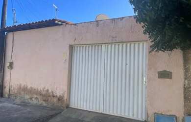 Imagem: A casa possui 3 Dormitórios, 2 Banheiros, 1 Vaga na garagem