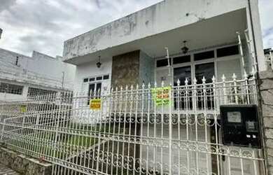 Imagem: A casa possui 4 Dormitórios, 4 Banheiros, 1 Vaga na garagem