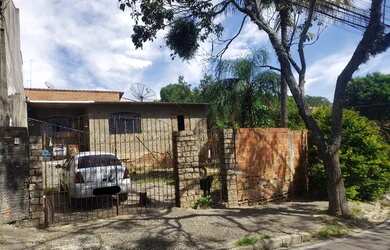 Imagem: A casa possui 3 Dormitórios, 3 Banheiros, 4 Vagas na garagem