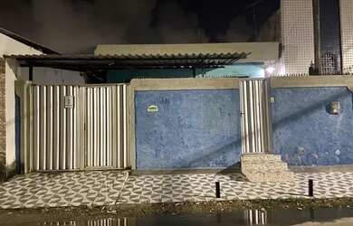 Imagem: A casa possui 3 Dormitórios, 2 Banheiros, 1 Vaga na garagem