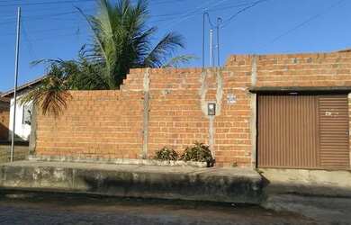 Imagem: A casa possui 2 Dormitórios, 1 Banheiro, 2 Vagas na garagem