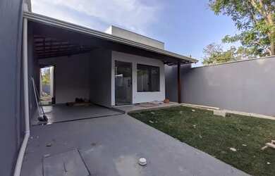 Imagem: A casa possui 3 Dormitórios, 2 Banheiros, 2 Vagas na garagem