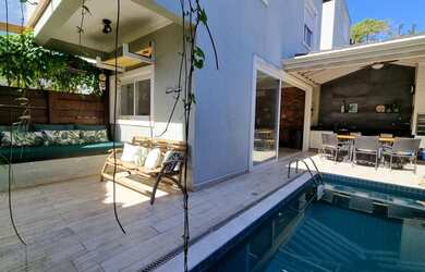 Imagem: A casa em condomínio possui 4 Dormitórios, 5 Banheiros, 2