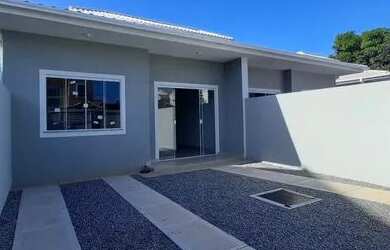 Imagem: A casa possui 2 Dormitórios, 2 Banheiros, 2 Vagas na garagem