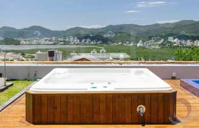 Imagem: A casa possui 4 Dormitórios, 5 Banheiros, 2 Vagas na garagem