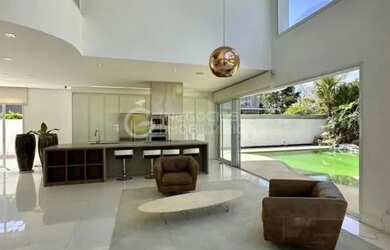 Imagem: A casa em condomínio possui 3 Dormitórios, 4 Banheiros, 4