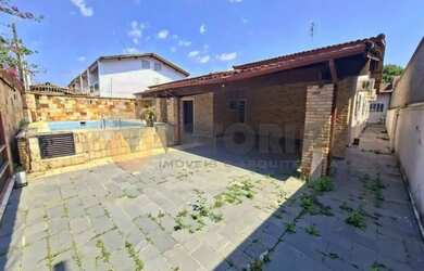 Imagem: A casa e possui 5 Dormitórios, Suítes, 3 Banheiros, 5 Vagas