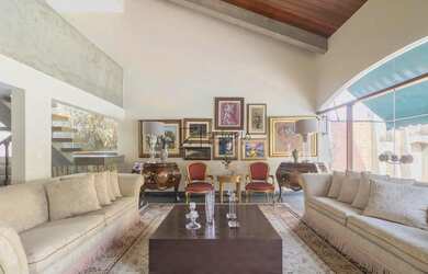 Imagem: A casa possui 5 Dormitórios, 5 Banheiros, 5 Vagas na garagem