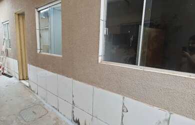 Imagem: A casa possui 1 Dormitório, 1 Banheiro, 1 Vaga na garagem