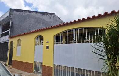 Imagem: A casa possui 2 Dormitórios, 1 Banheiro, 2 Vagas na garagem