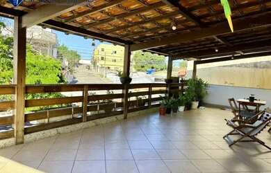 Imagem: A casa possui 3 Dormitórios, 2 Banheiros, 1 Vaga na garagem