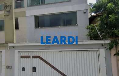 Imagem: A casa possui 3 Dormitórios, 5 Banheiros, 4 Vagas na garagem