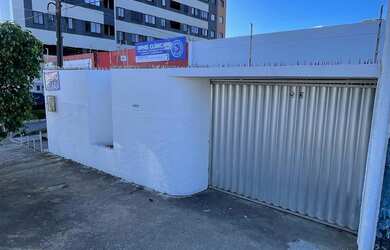 Imagem: A casa possui 5 Dormitórios, 3 Banheiros, 3 Vagas na garagem