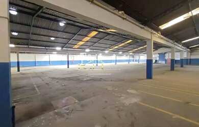 Imagem: O depósito para alugar possui 5 Vagas na garagem e 2949m²