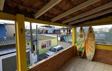 Imagem: A casa possui 3 Dormitórios, 1 Banheiro e está localizado