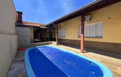 Imagem: A casa possui 3 Dormitórios, 2 Banheiros, 2 Vagas na garagem