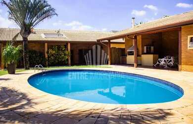 Imagem: A casa em condomínio possui 4 Dormitórios, 5 Banheiros, 3