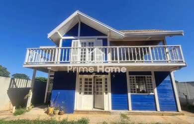 Imagem: A casa possui 3 Dormitórios, 4 Banheiros, 5 Vagas na garagem