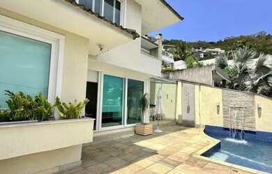 Imagem: A casa em condomínio possui 5 Dormitórios, 5 Banheiros, 3