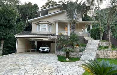 Imagem: A casa em condomínio possui 3 Dormitórios, 5 Banheiros, 300m²