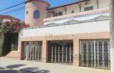 Imagem: A casa possui 4 Dormitórios, 3 Banheiros, 4 Vagas na garagem