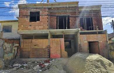 Imagem: A casa possui 3 Dormitórios, 2 Banheiros, 1 Vaga na garagem