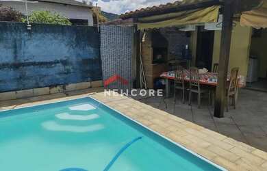 Imagem: A casa possui 3 Dormitórios, 4 Banheiros, 2 Vagas na garagem