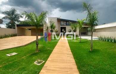 Imagem: A casa em condomínio possui 4 Dormitórios, 5 Banheiros, 4