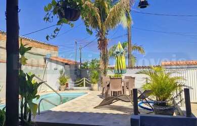 Imagem: A casa possui 3 Dormitórios, 1 Banheiro, 2 Vagas na garagem