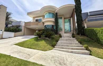 Imagem: A casa em condomínio possui 4 Dormitórios, 5 Banheiros, 2