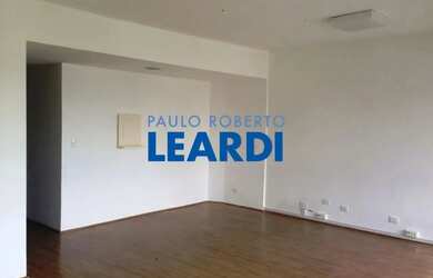 Imagem: O depósito possui 4 Vagas na garagem e 200m² de Área e está