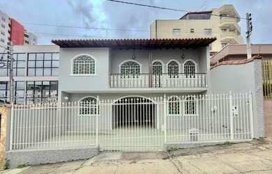 Imagem: A casa possui 4 Dormitórios, 3 Banheiros, 3 Vagas na garagem