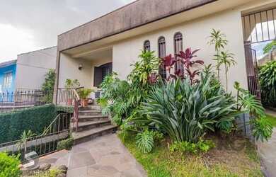 Imagem: A casa possui 3 Dormitórios, 3 Banheiros, 4 Vagas na garagem