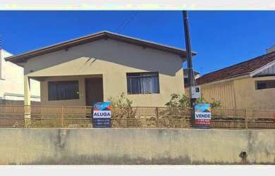 Imagem: A casa possui 3 Dormitórios, 1 Banheiro, 3 Vagas na garagem