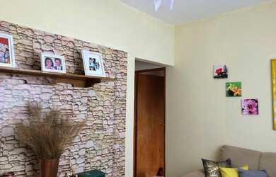 Imagem: A casa possui 3 Dormitórios, 1 Banheiro, 2 Vagas na garagem