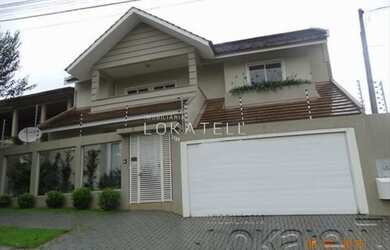 Imagem: A casa possui 4 Dormitórios, 3 Banheiros, 2 Vagas na garagem