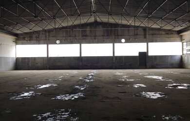 Imagem: O depósito para alugar possui 4 Vagas na garagem e 1323m²