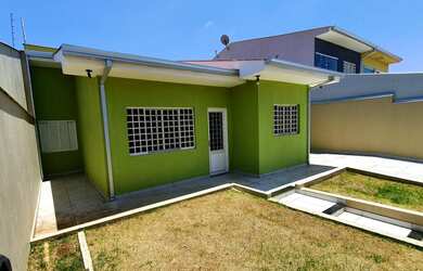 Imagem: A casa possui 3 Dormitórios, 2 Banheiros, 2 Vagas na garagem