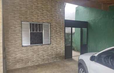 Imagem: A casa possui 3 Dormitórios, 2 Banheiros, 5 Vagas na garagem