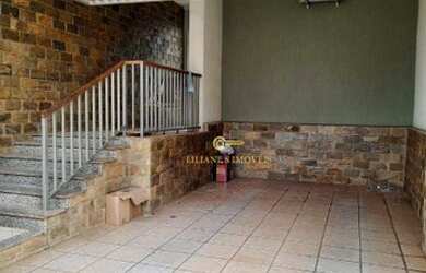 Imagem: A casa possui 3 Dormitórios, 1 Banheiro, 2 Vagas na garagem