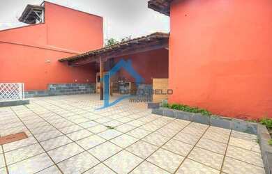 Imagem: A casa possui 4 Dormitórios, 3 Banheiros, 2 Vagas na garagem