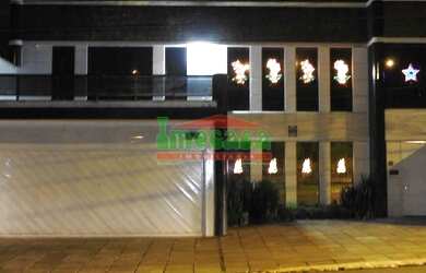 Imagem: A casa possui 4 Dormitórios, 4 Banheiros, 4 Vagas na garagem