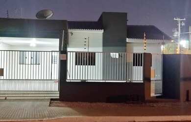 Imagem: A casa possui 3 Dormitórios, 2 Banheiros, 2 Vagas na garagem