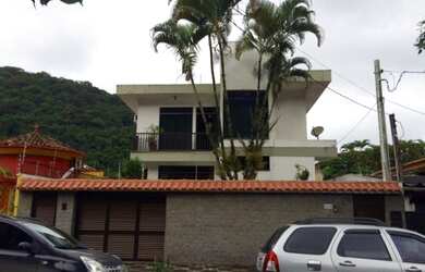 Imagem: A casa possui 5 Dormitórios, 5 Banheiros, 3 Vagas na garagem