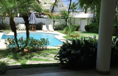 Imagem: A casa em condomínio possui 5 Dormitórios, 5 Banheiros, 4