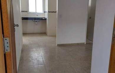 Imagem: A casa possui 1 Dormitório, 1 Banheiro, 1 Vaga na garagem